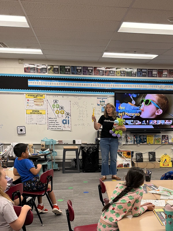 Smile Xpressions Dentistry team member teaching dental hygiene to elementary students